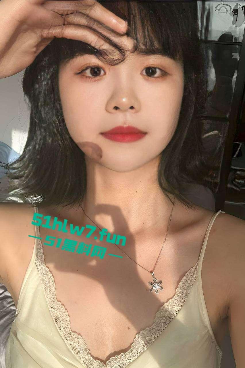 中国社会科学院研究生【杜若凝】裸聊约炮，男友怒爆骚货性瘾视频，饥渴身体含屌求操！-4