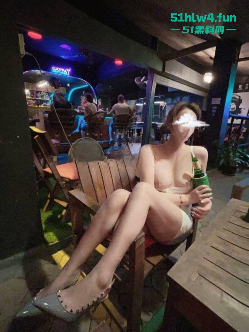 台湾嘉义情侣在台湾地铁袒胸露乳被处分,眼尖网友看出原来是网红【美杜莎】遭到瓜友们的热捧!-6