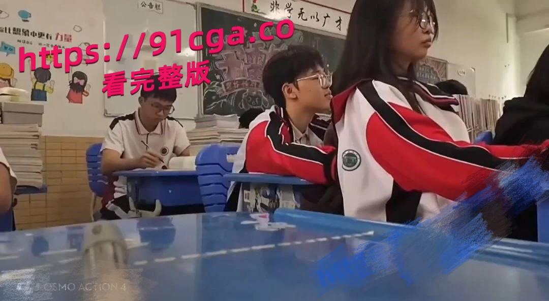 江门一中高三课堂情侣“摸奶大冒险”视频疯传,火爆全网!-3