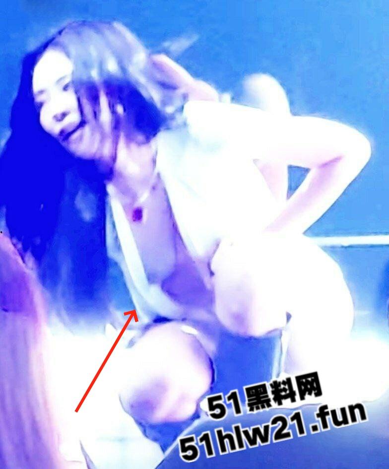 韩国女团舞台走光事件，Blackpink成员【jennie】演唱会乳头走光，这大奶子看着太诱人，这可是赤裸裸勾引财阀大佬！-1