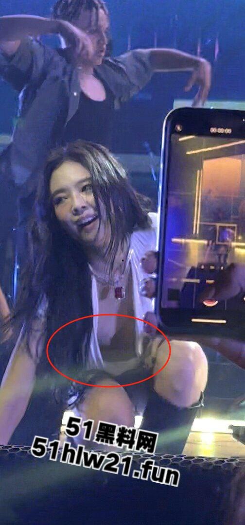 韩国女团舞台走光事件，Blackpink成员【jennie】演唱会乳头走光，这大奶子看着太诱人，这可是赤裸裸勾引财阀大佬！-3