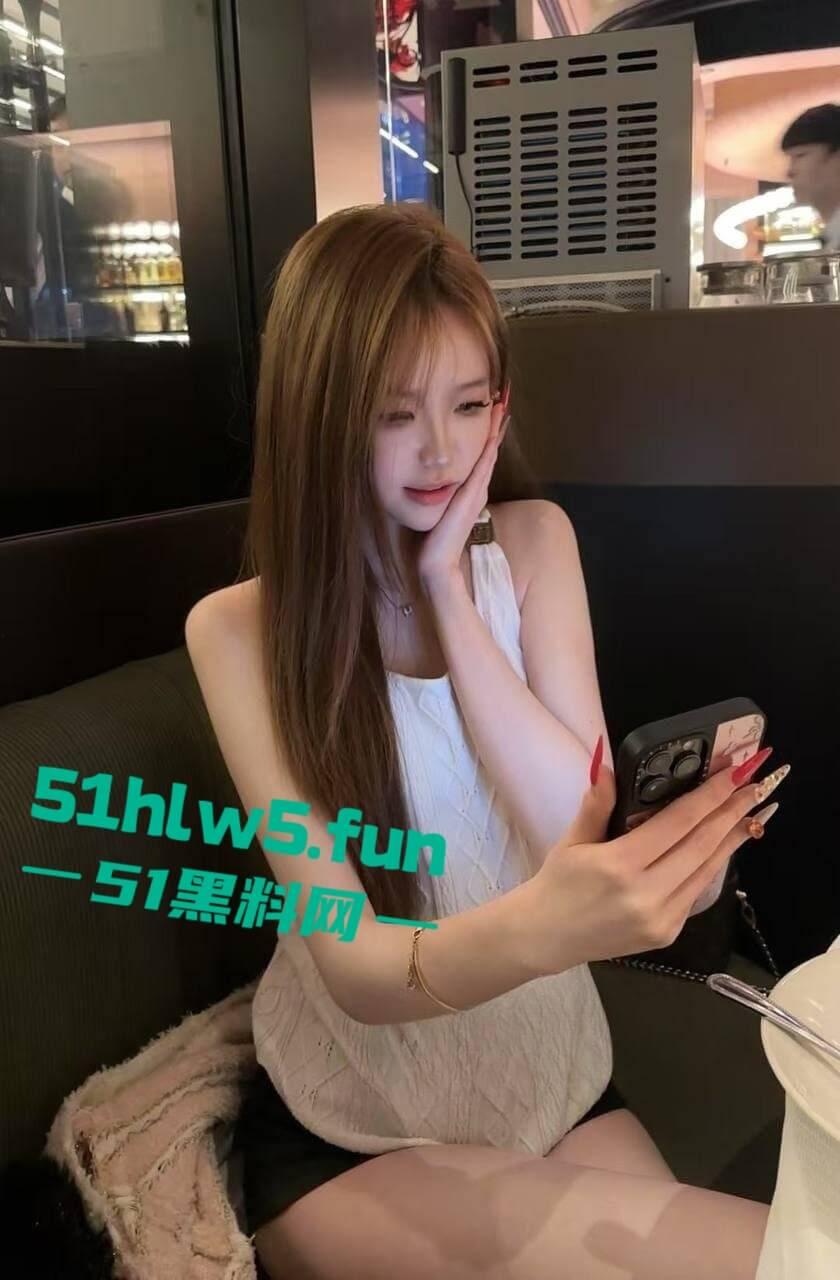 广东高颜值学生妹【覃苏】穿开裆丝袜主动掰穴，被主人远程调教完整版视频流出！-4