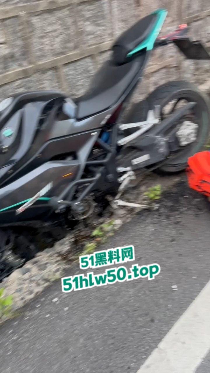 浙江宁波保时捷少爷超速逆行撞飞摩托男,不救人却先换车牌被扒出是惯犯,背后还有个强大的爹!-8