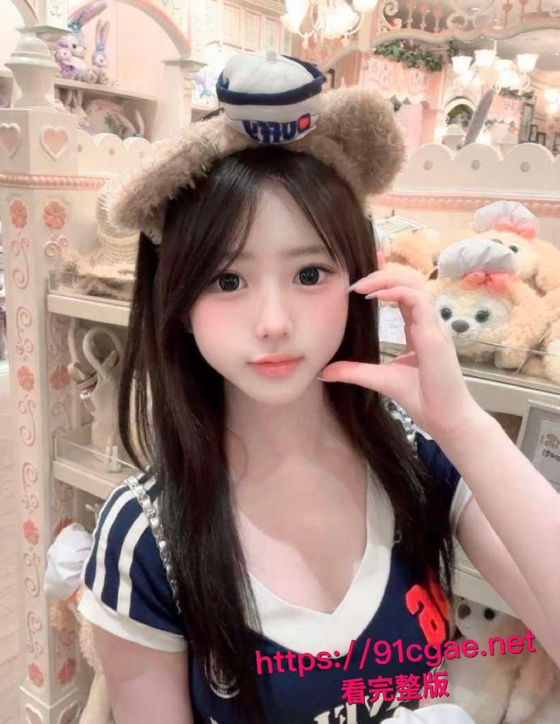 狠心男友实锤曝光！小嫩妹女友卧室大床边看电视边含屌，后入翘臀操到腿软，画面骚得犯规！-7