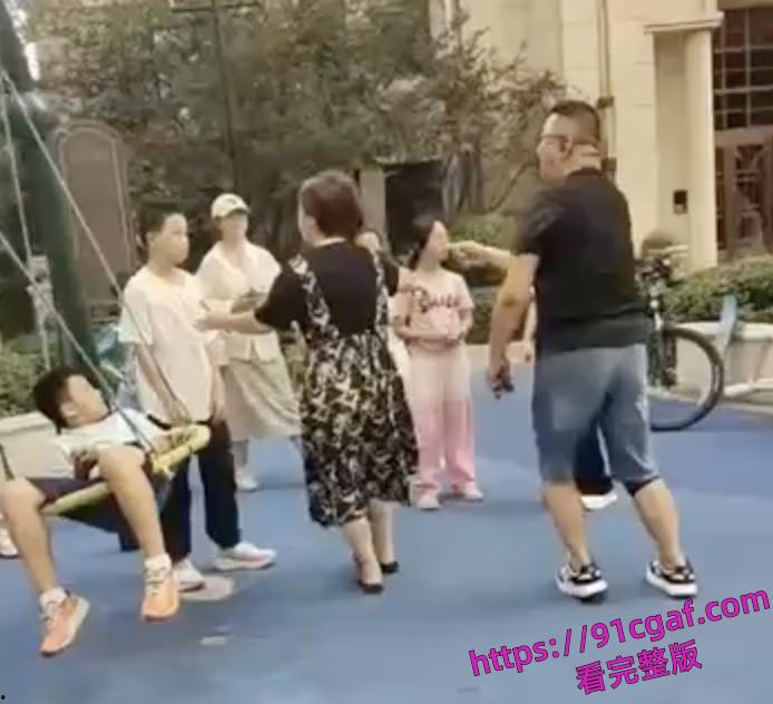 辽宁营口鲅鱼圈 3名成年人轮番殴打未成年小孩 男孩母亲曝光遭威胁-3