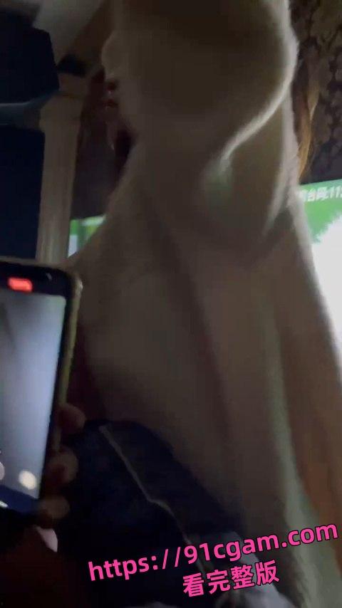 KTV聚众淫乱！女陪在桌子上大跳诱惑舞蹈 被眼镜男直接脱掉胸罩吃奶-7