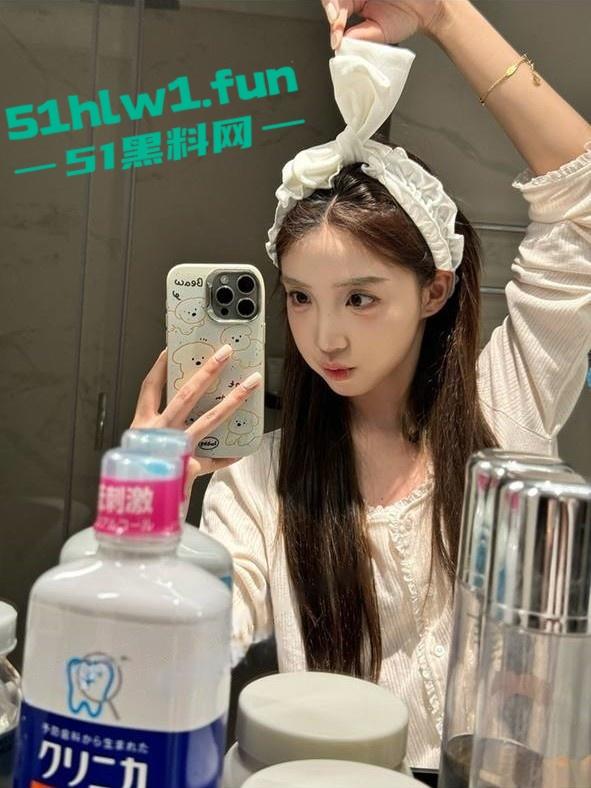 抖音500w粉丝女网红【妙卡】早期与网友裸聊舔屌约炮视频曝光原来女神也那么骚！-12