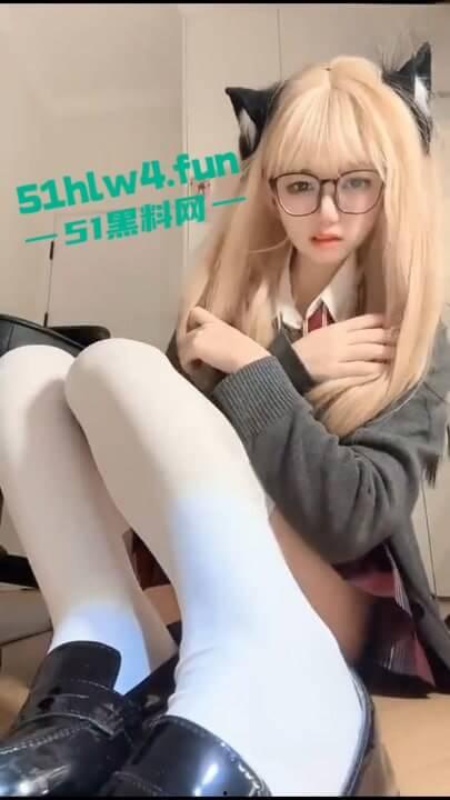 抖音擦边网红【美羊羊桑】百元门槛视频流出，甜美萝莉性感美脚让人魂飞现场隔空撸鸡。-4