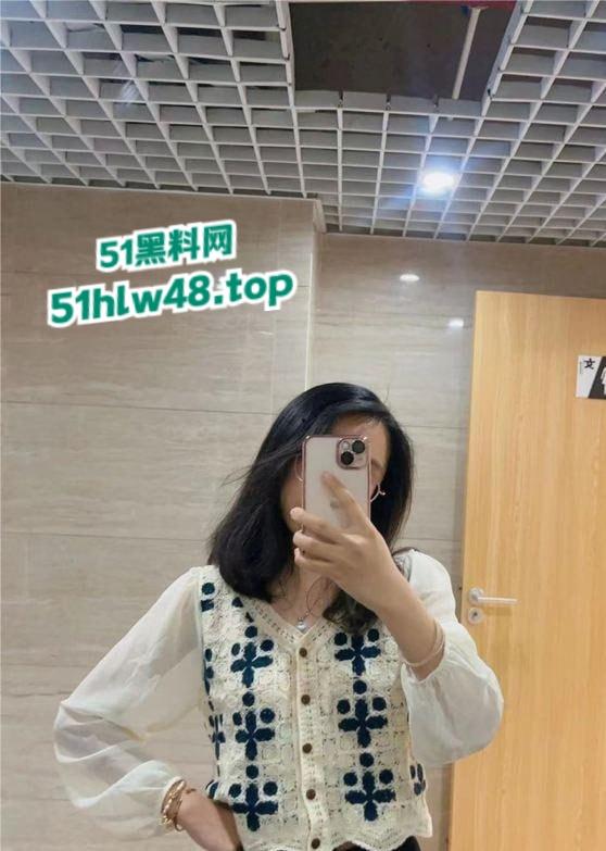 广东电子科技大学中山学院女大学生【曾嘉仪】被调教的黑料视频全校疯传,深喉跪舔后入爆操无套打桩高潮连连!-3