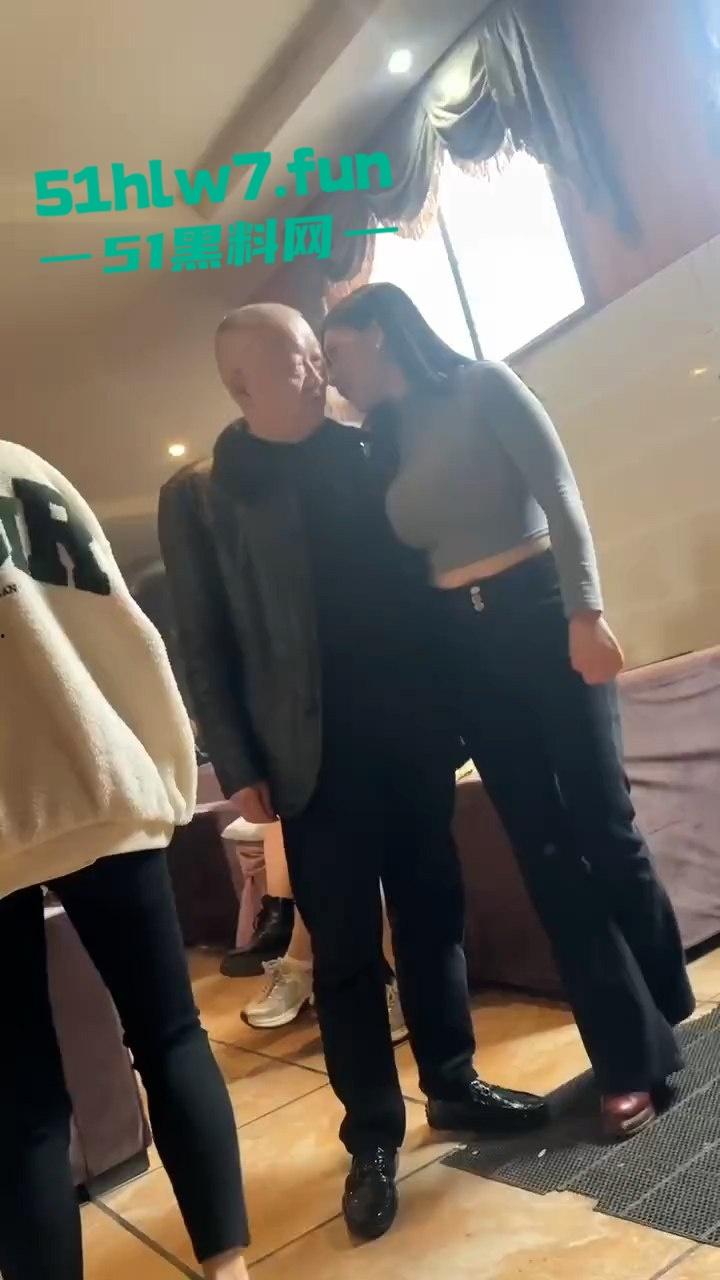 四川绵阳大青龙纯炮场美女如云，不惧扫黄行动顶风作案照样出台卖逼引发网友们的羡慕。-2