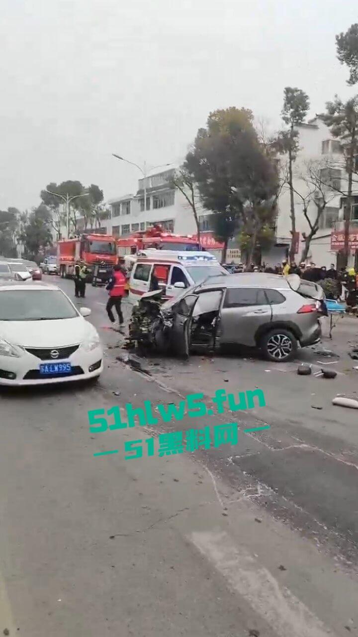 江苏镇江重大车祸，一辆纯电SUV逆行撞上对面轿车造成三人死亡，肇事司机抢救后并无生命危险。-1