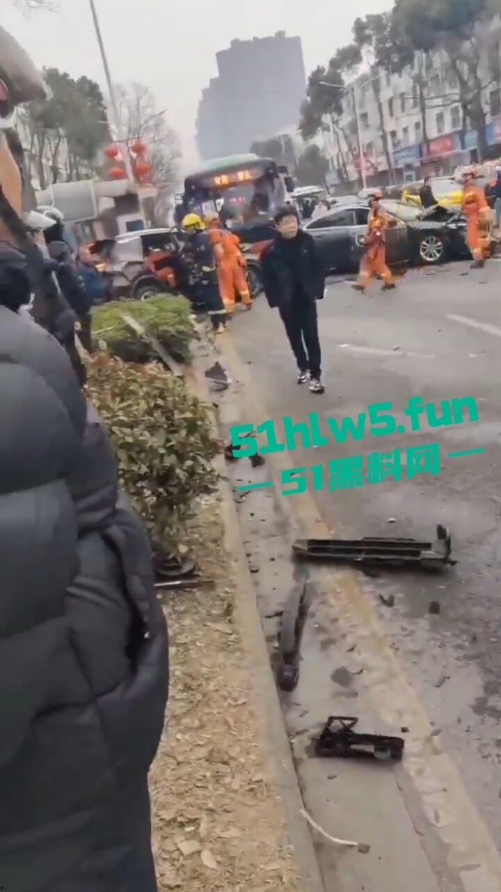 江苏镇江重大车祸，一辆纯电SUV逆行撞上对面轿车造成三人死亡，肇事司机抢救后并无生命危险。-6