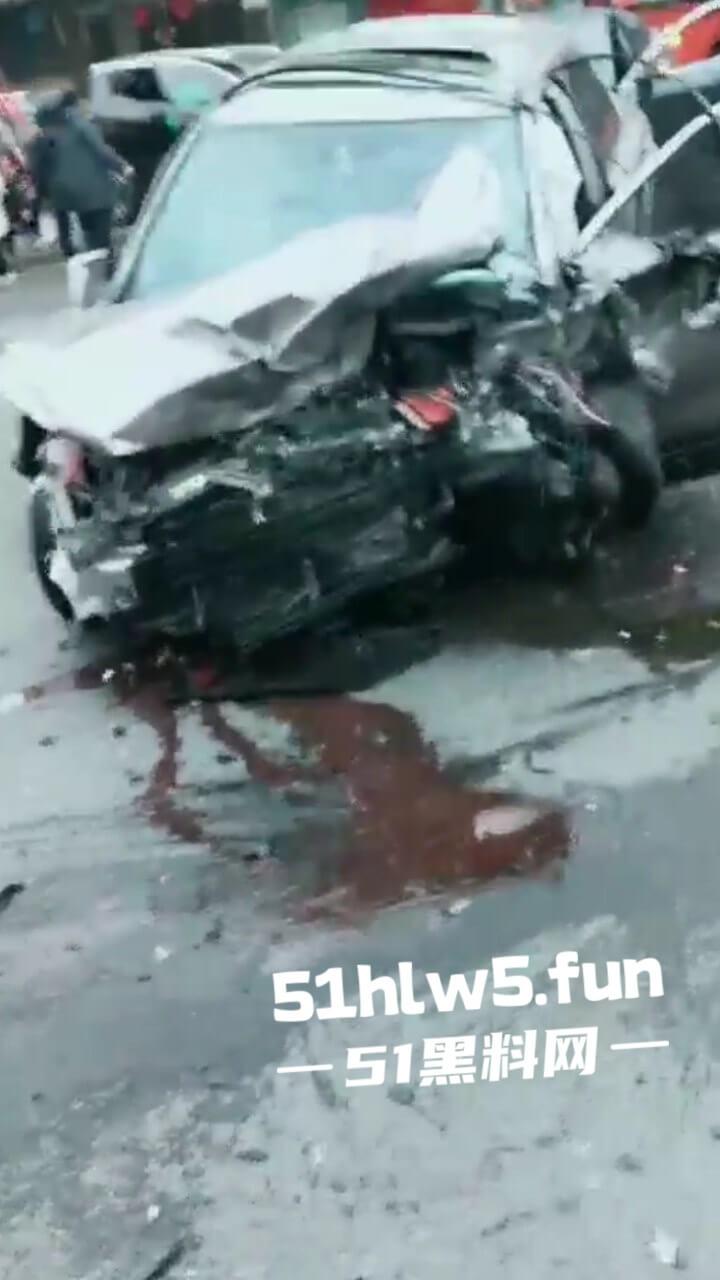 江苏镇江重大车祸，一辆纯电SUV逆行撞上对面轿车造成三人死亡，肇事司机抢救后并无生命危险。-7