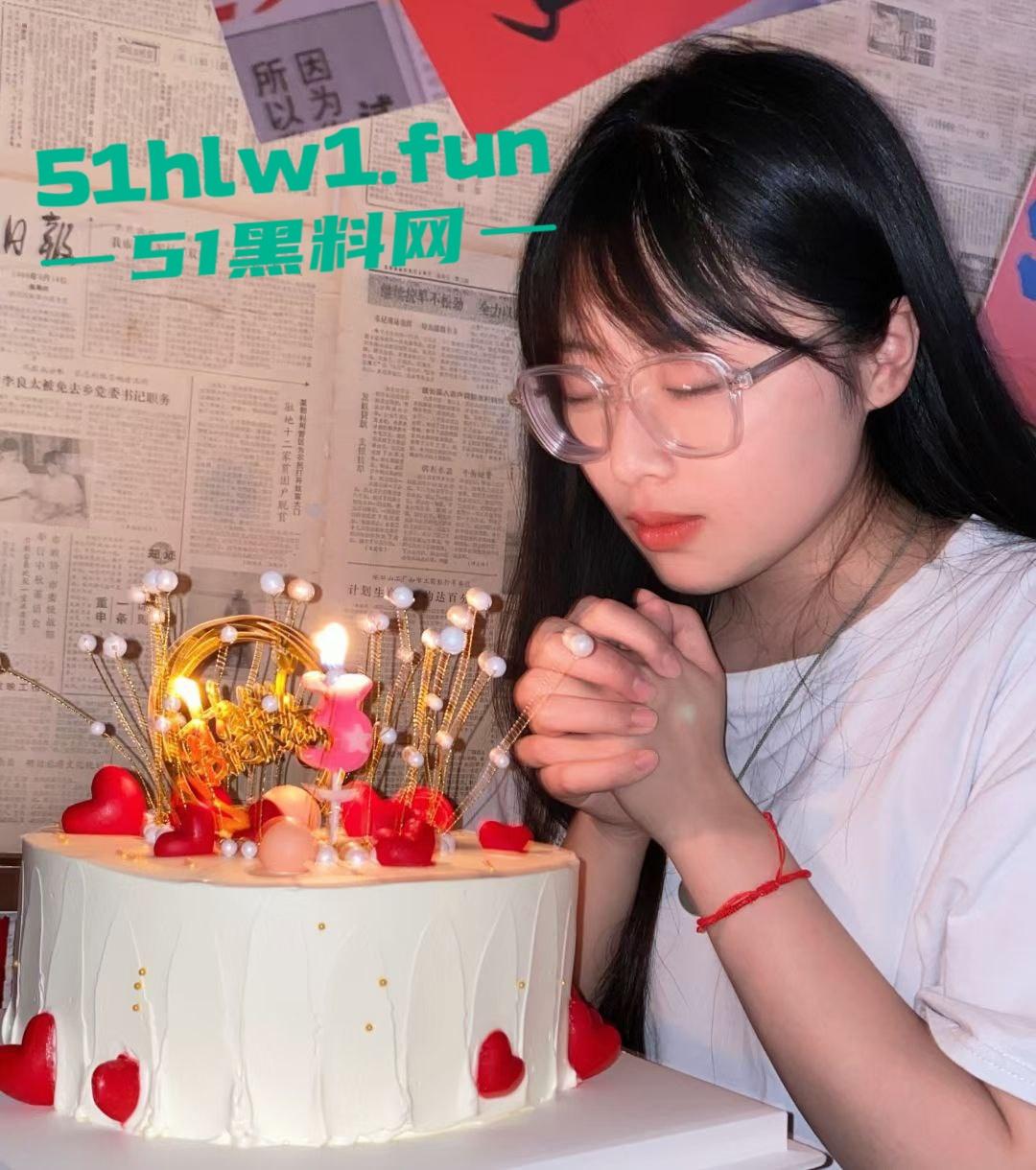 青海大学大一嫩妹【伍悦】露脸约炮视频被曝，粉嫩逼穴水润多汁，口交骑乘样样精通。-6