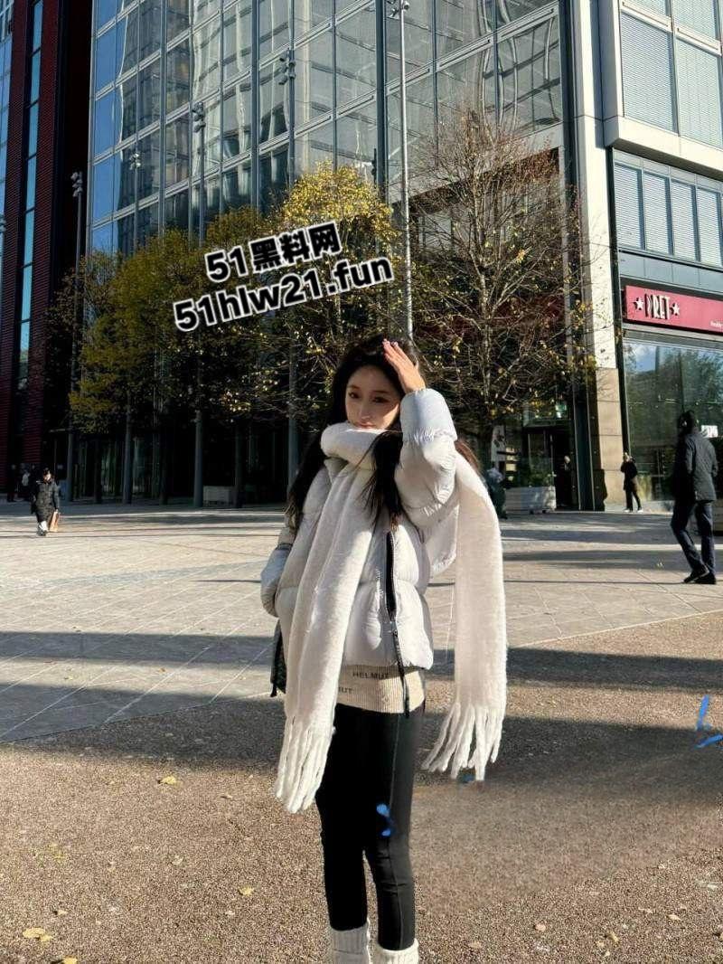 伦敦政治大学留学生【潘果果】心甘情愿做富二代母狗，各种调教抽打虐待无毛嫩穴，白富美小妞到国外就是浪逼。-1