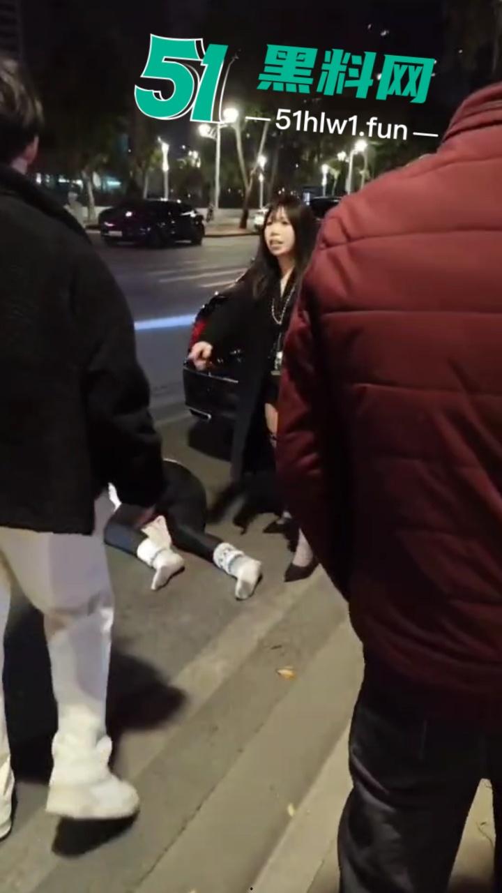 提裤忘人，玩腻就滚？广州女生因男友提分手受刺激当街破防，又哭又闹还傻笑！-6