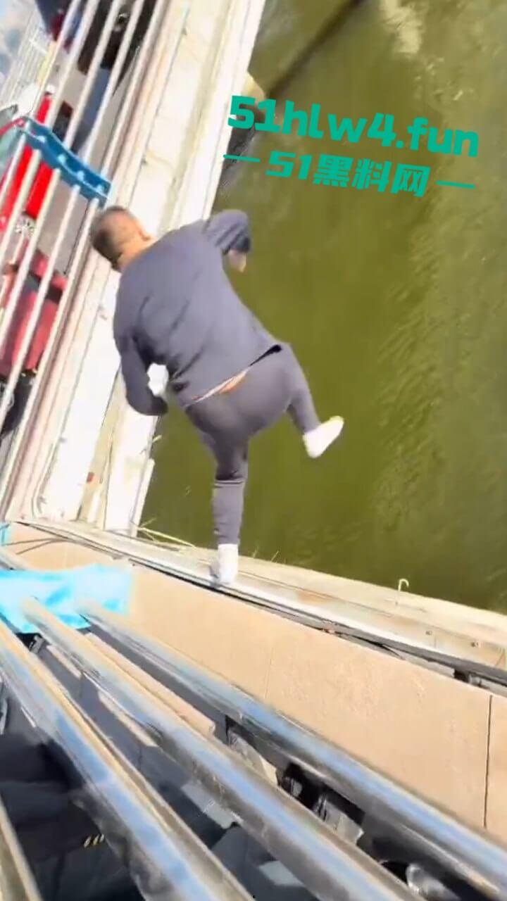 山东临沂跳桥事件，男子因分手想不开跳河自杀被英勇大叔救下，大叔跳下去那一刻真帅。-1