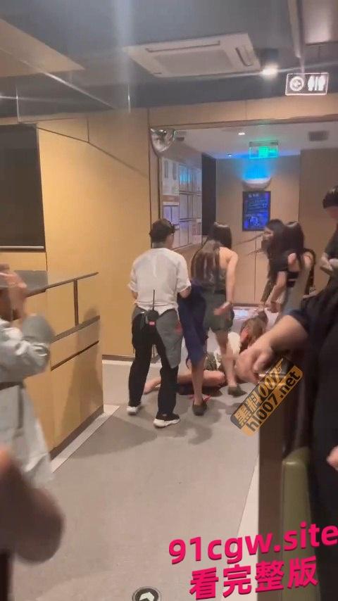 闺蜜和男友搞一起了，正牌女友跑到海底捞暴锤小三！ #海底捞撕逼 #海底捞捉小三-1