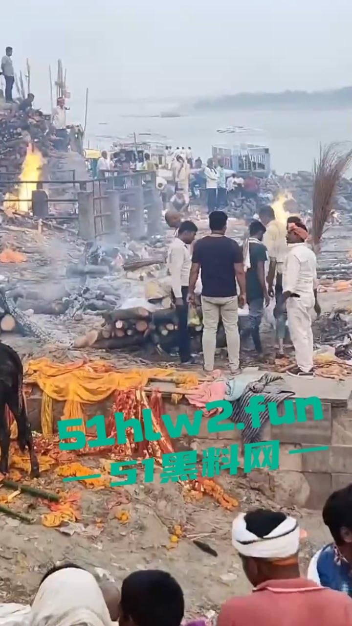 印度教恒河边火葬，现场视频曝光流出河边肮脏混乱，终于知道为什么恒河水那么脏了。-6