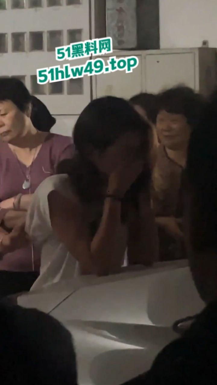 广东汕头肥猪女捉奸，小三车上涂鸦带人当街殴打，肥婆已被逮捕求谅解只能净身出户。-7