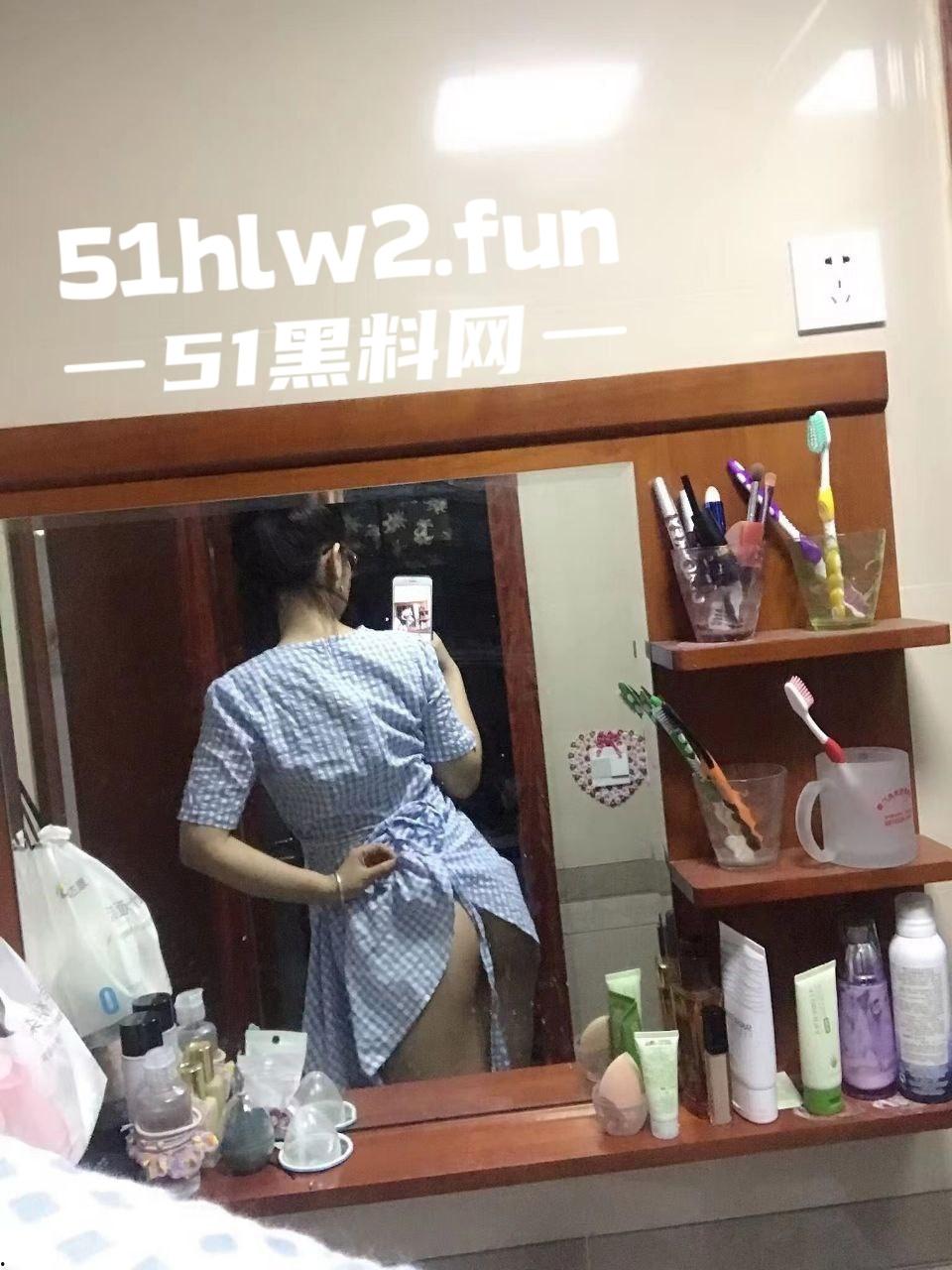 河北衡水顺平中学班主任爆大瓜！C-18班政治老师教书是正经的，下课跪地吃鸡骚得一批真会玩！-9