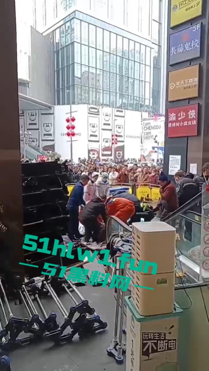 成都春熙路扶梯维修过程中出事故，可怕电梯要吃人现场事故视频流出。-4
