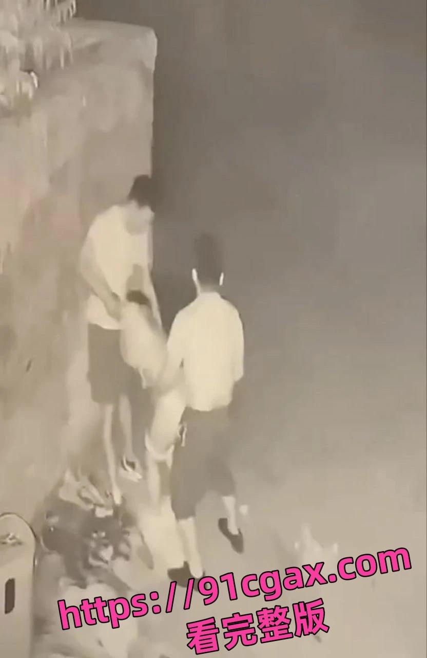 山东青岛一女子街头醉酒后被两人拉至路边强奸，女子被两男子前后夹鸡-2