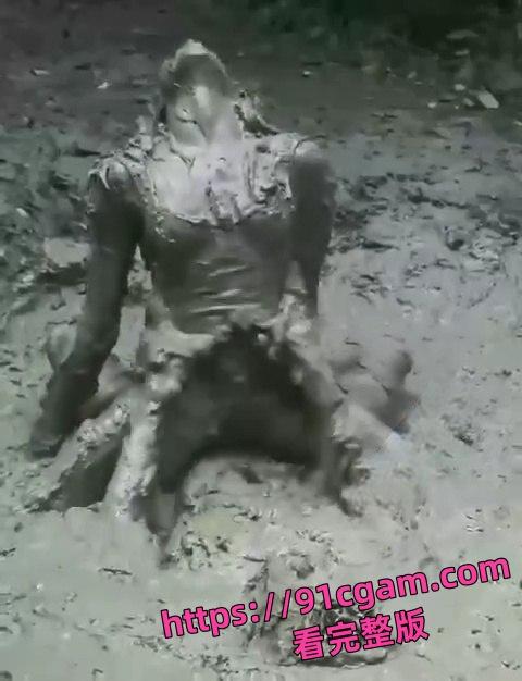 泥浆里做爱惊爆眼球!外国情侣“润滑”新玩法,视频流出全网炸!-2