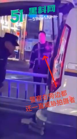 福建南平惊险一男子在夜宵摊用刀具不停地捅刺一女生,这种男子就会欺负小女生。-2