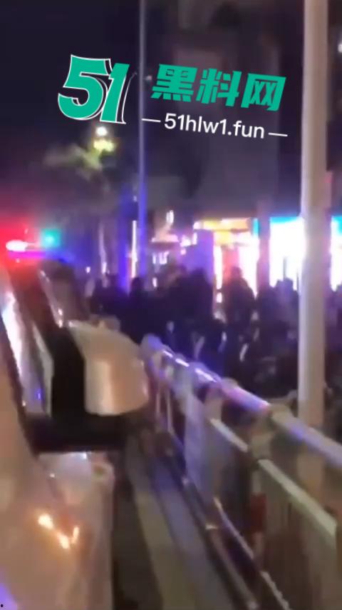 福建南平惊险一男子在夜宵摊用刀具不停地捅刺一女生,这种男子就会欺负小女生。-4