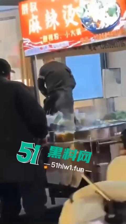 福建南平惊险一男子在夜宵摊用刀具不停地捅刺一女生,这种男子就会欺负小女生。-7