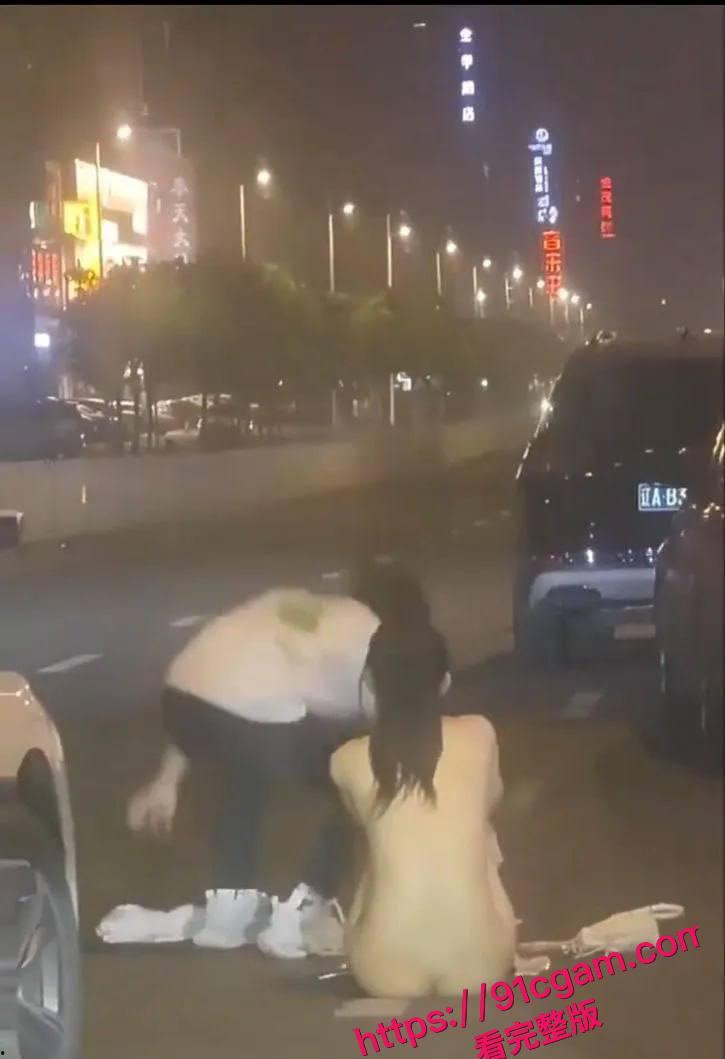 沈阳街头情侣吵架分手，一言不合当街脱光，该说不说身材是真的好！ #沈阳街头情侣吵架脱光 #当街脱光 #沈阳新闻 #吃瓜-4