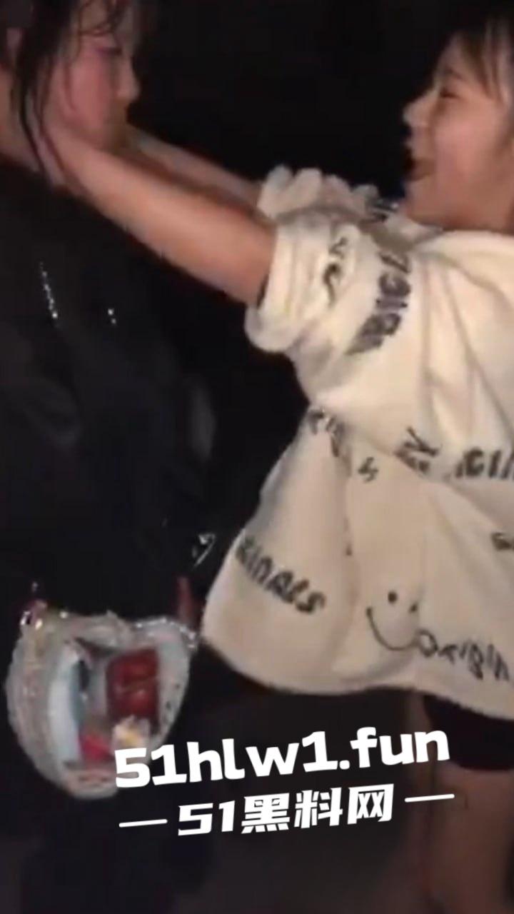霸凌女的现世报！安徽铜陵精神小妹霸凌同班女生索要奶茶 被女生校外大姐头带人围殴 简直不要太爽！-5