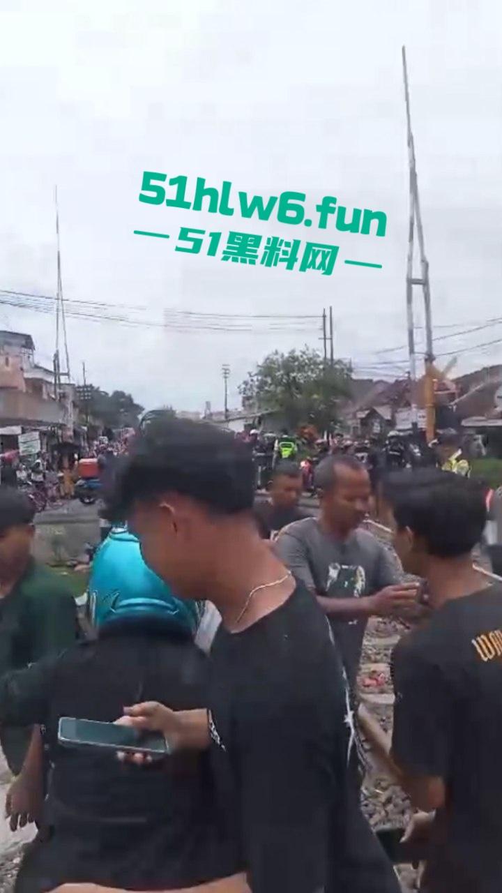 印度三哥作死现场，打横市男子一边玩游戏一边过火车道，结果遭遇货车碾压拖行100多米当场死亡。-3