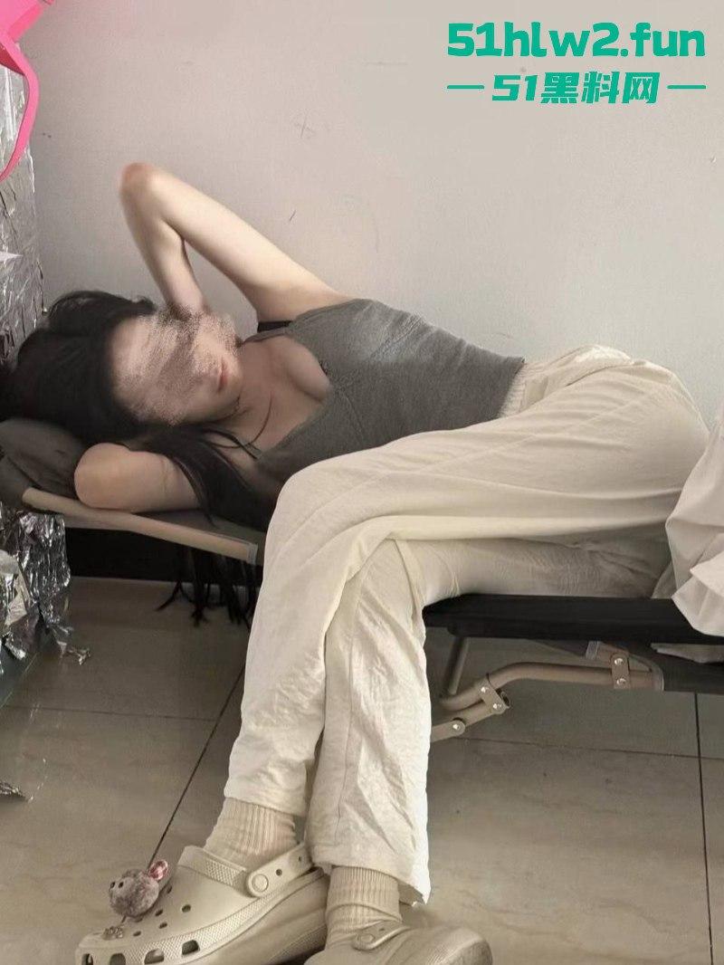 实名曝婊重庆师范学院【李璐君】爱玩约炮软件见面即可光速开房，巨乳蜜臀人骚又好上。-2