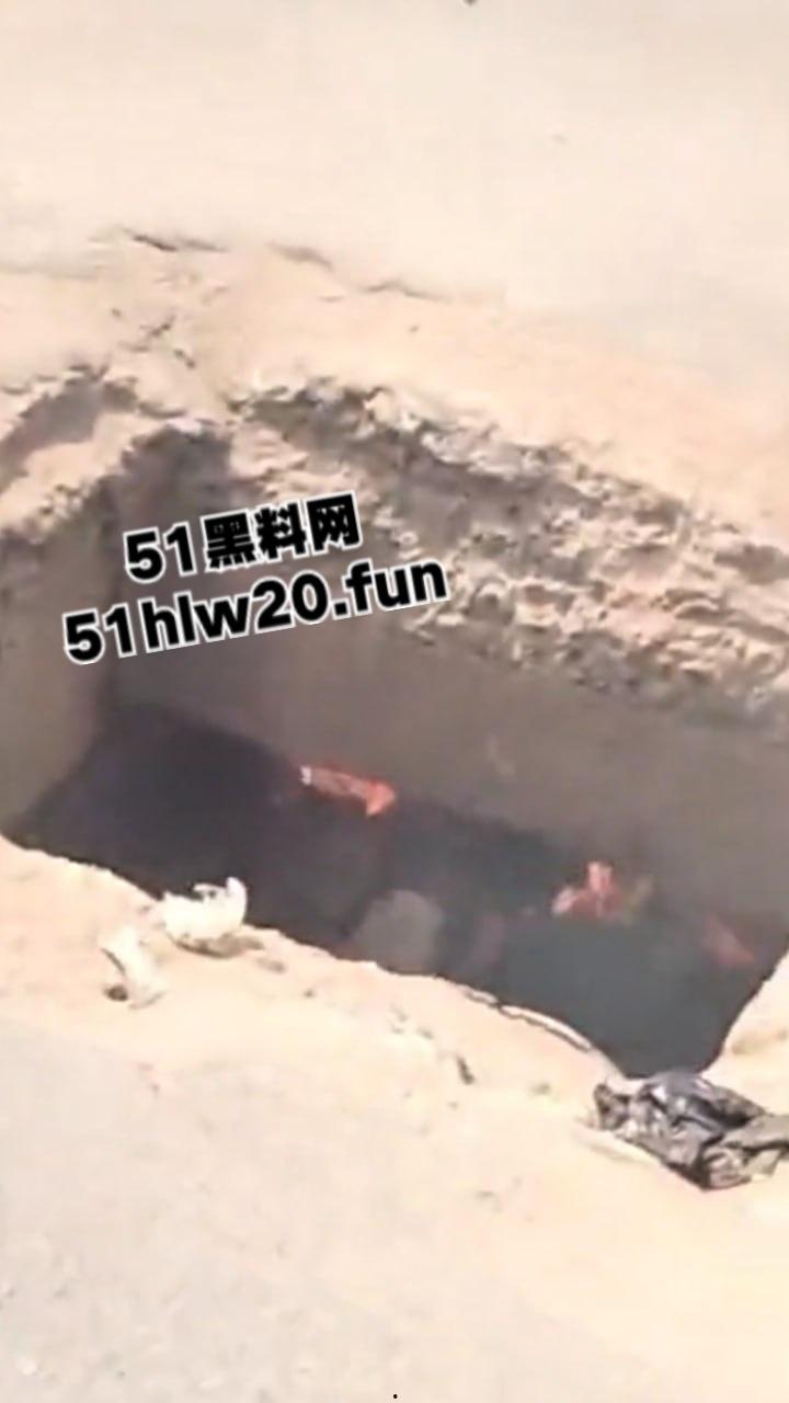 尼日利亚私刑现场，暴徒试图抢夺三轮车失败围观群众拒绝报警，改用私刑套轮胎烧人现场视频曝光。-7