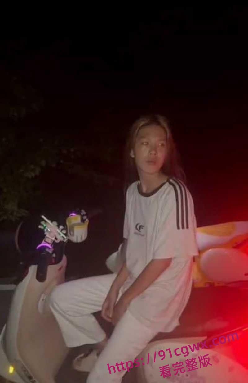 广东爆炸级精神小妹霸凌现场地板暴打失控 拳脚如雨点砸到血肉模糊啊！-1