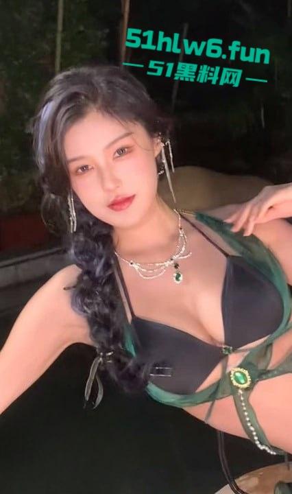 抖音286万粉丝顶级车模【程儿】走光视频车展现场不慎露奶头，不穿内裤裙底风光一览无余。-3