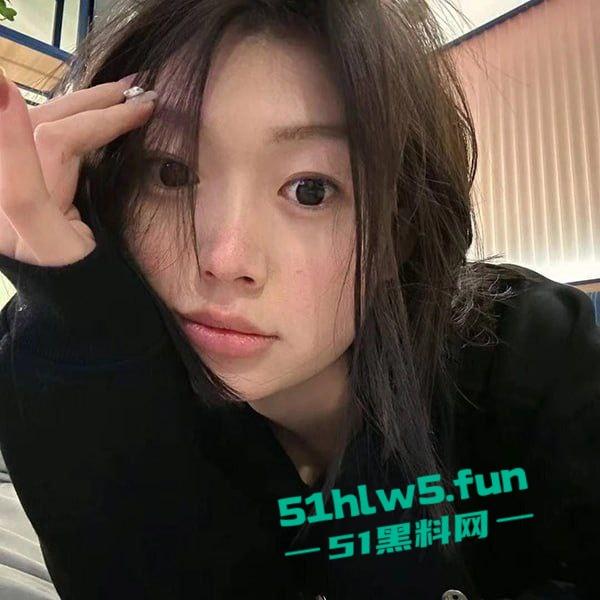 高颜值00后小妹【马莹莹】表面嫩妹私下母狗，背着男友出轨偷情脚踏多条船被男友发现，愤怒将视频曝光。-4