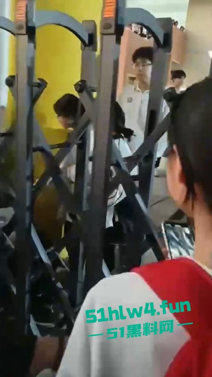 汕头二中拆门事件，林校长的规章制度到底是不是拿着鸡毛当令箭呢？引起了学生反抗情绪！-3