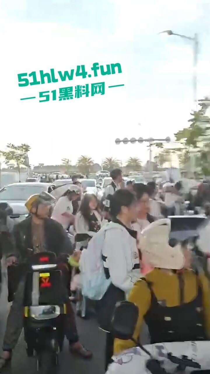 汕头二中拆门事件，林校长的规章制度到底是不是拿着鸡毛当令箭呢？引起了学生反抗情绪！-5