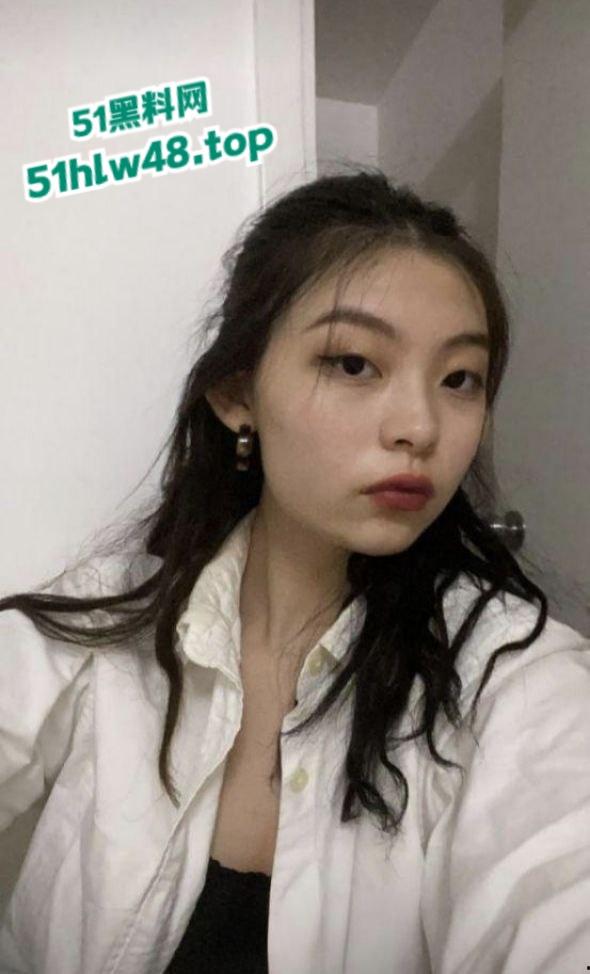 香港大学巨乳学霸【孟雪梨】奶子大到让人上火，双大奶能让课堂全校性骚动，教授都想钻进她奶里拱一拱！-1