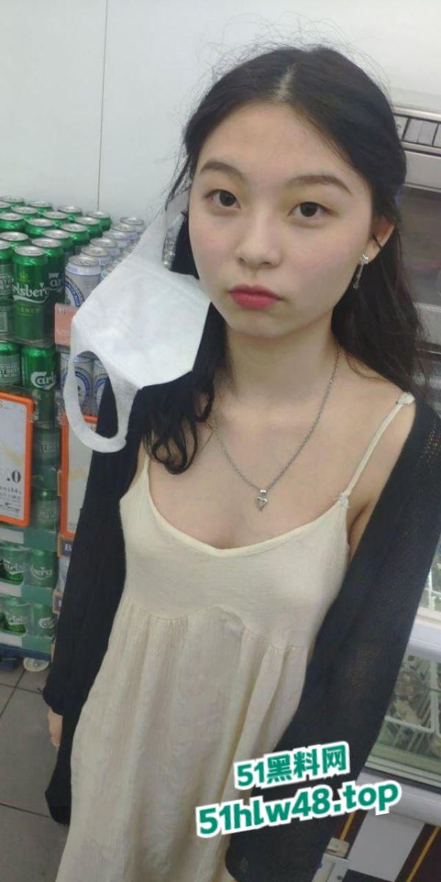 香港大学巨乳学霸【孟雪梨】奶子大到让人上火，双大奶能让课堂全校性骚动，教授都想钻进她奶里拱一拱！-8