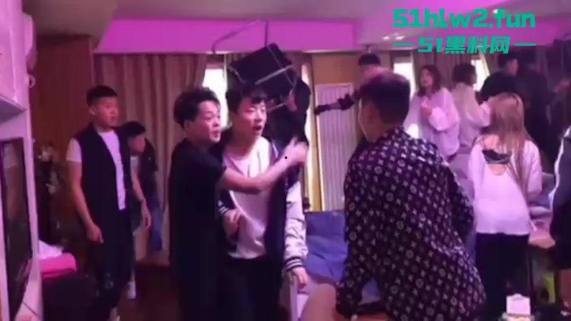 精神小伙情人节约操兄弟老婆被发现引发大混战，双拳难敌众手惨遭群殴现场视频曝光。-1