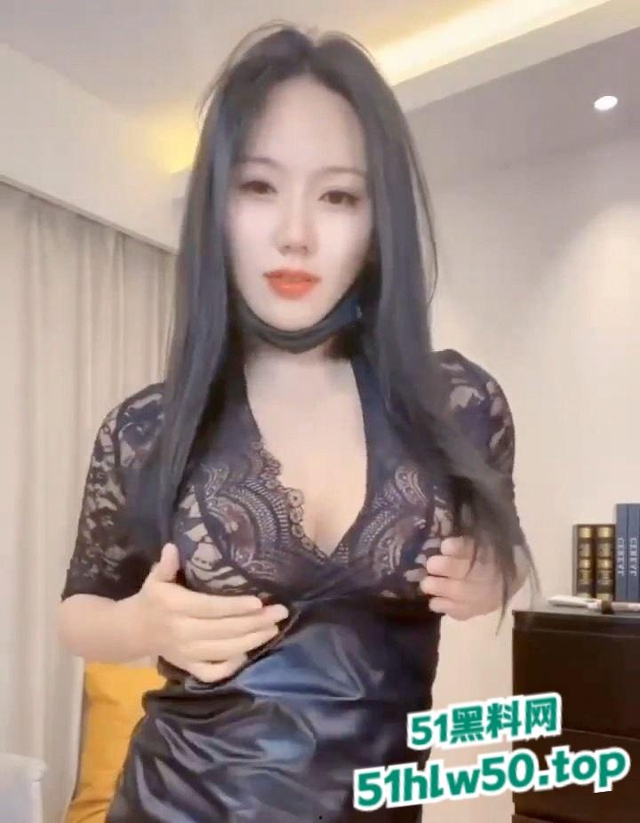 抖音25万粉丝网红【兔兔宝宝】榜一大哥定制付费视频，作品里的清纯形成强烈反差！-9