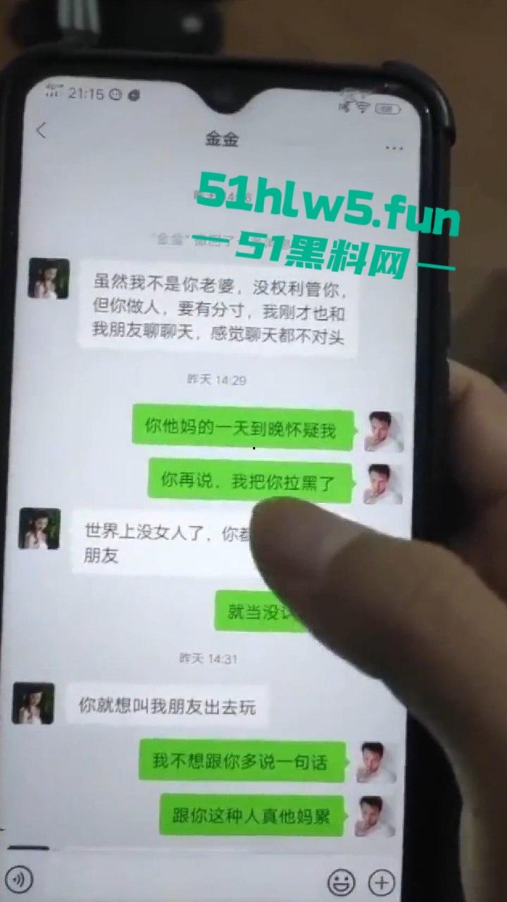 江苏师范大学，在食堂角落一对男女公然摸奶搓逼做爱啪啪，想不到还是被人录下来曝光。-1