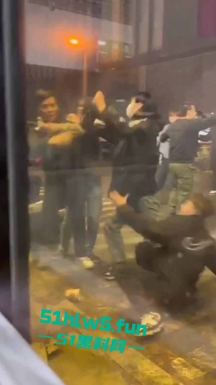 以父爱之名，暴揍精神小伙，沈阳某饭店门口渣男玩弄大叔的女儿，爱女心切叫人当街暴揍渣男。-7