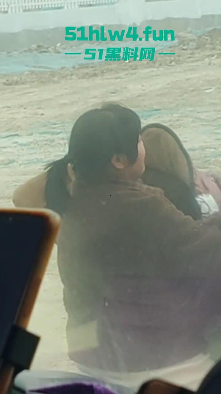 户外老头乐车震偷拍！50岁卖淫大娘拉着大爷激情野战，还得是你大爷啊这风流程度丝毫不减当年！-8