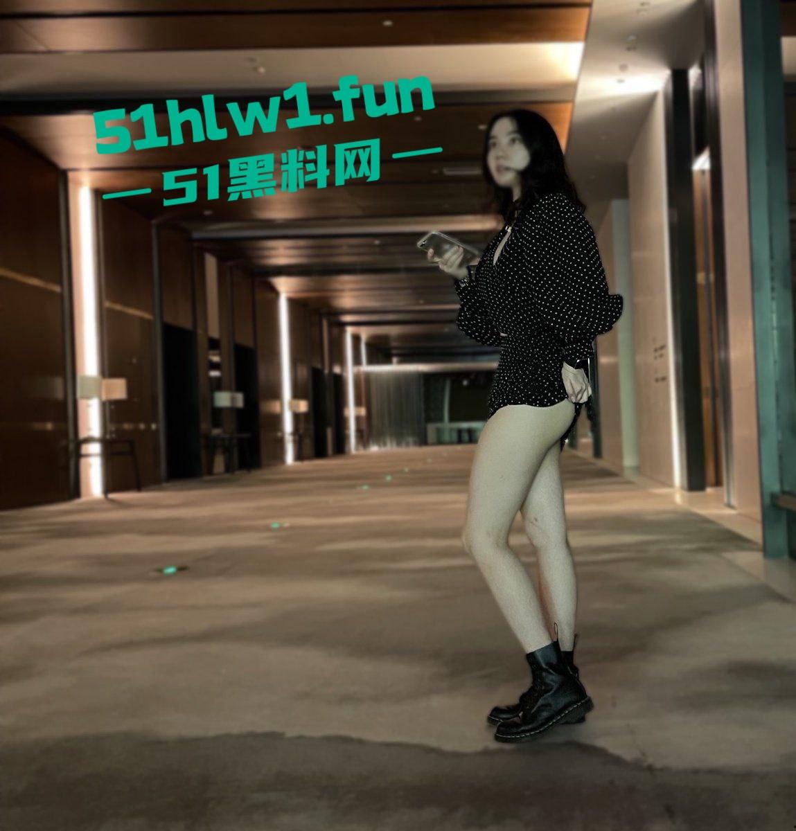 上海少妇【李丹】家里没人就喊人来操，最爱后入啪啪和户外露出，家里没人就成了开放日，这骚货谁能开的了？-14