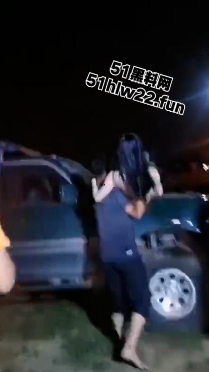 车友会变淫趴！越野车主聚会请嫩模上演脱衣舞，刺激拍屁股引其他车主实名羡慕！-5